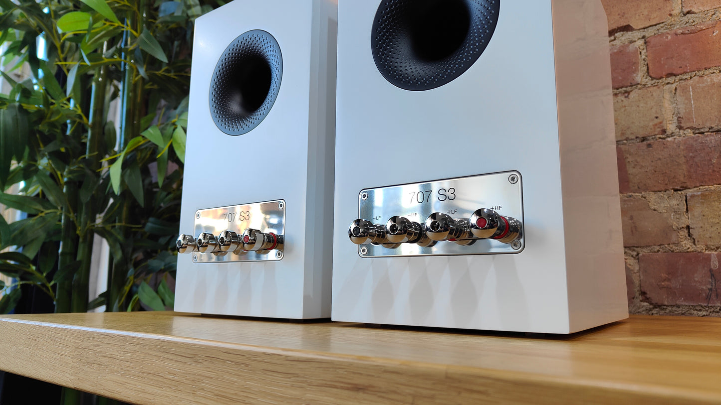 CLEARANCE SALE: Bowers & Wilkins 707 S3 Standmount Loudspeakers – White | Ex-Demonstration