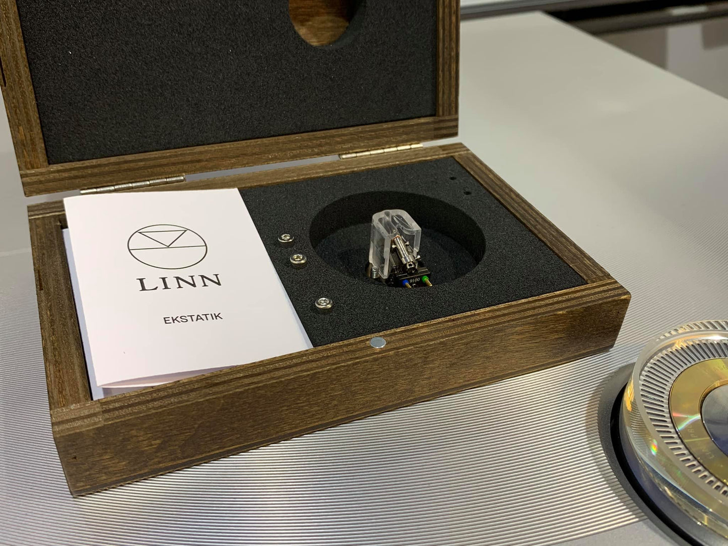 Linn Ekstatik in wooden display box