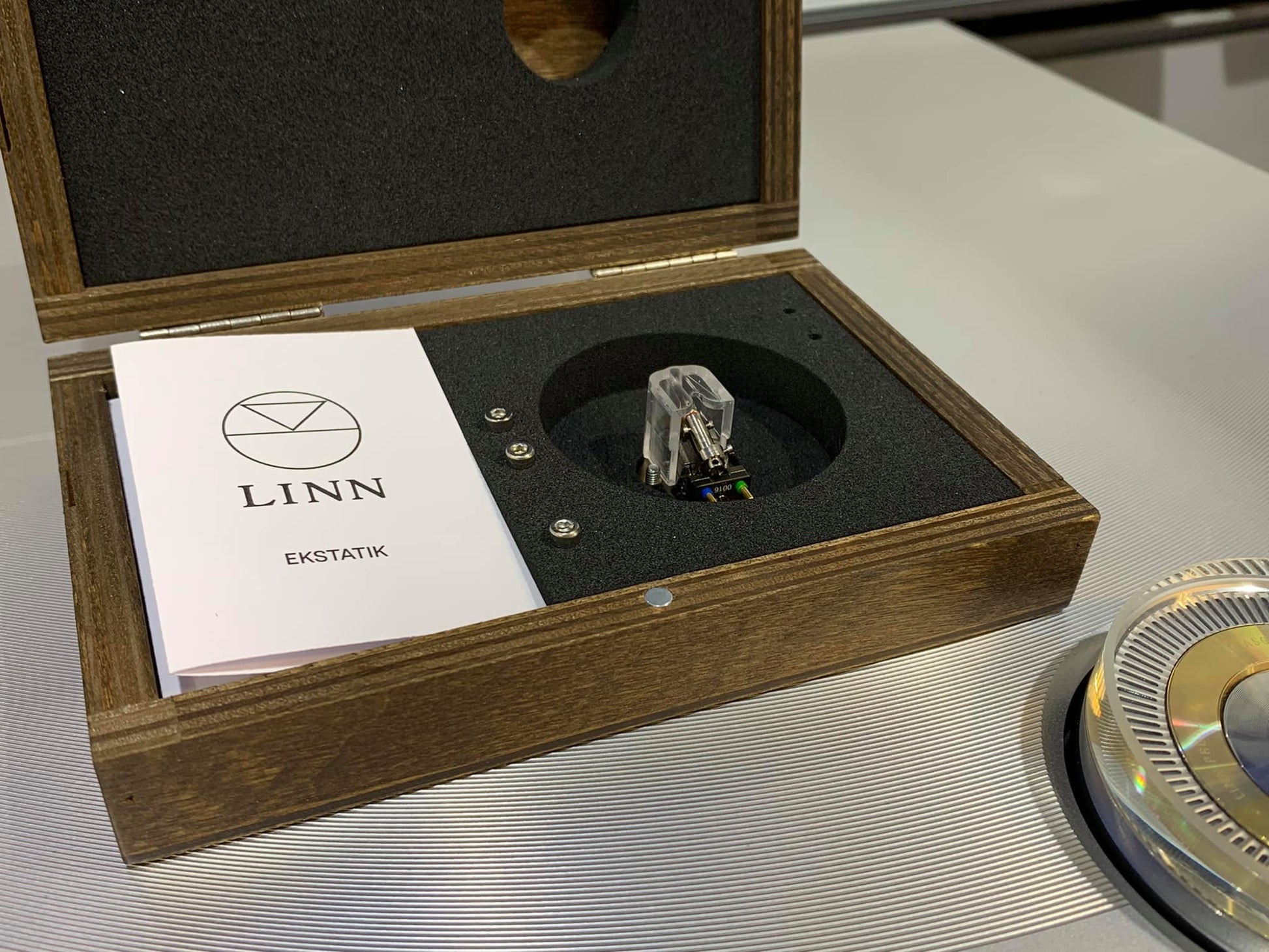 Linn Ekstatik in wooden display box