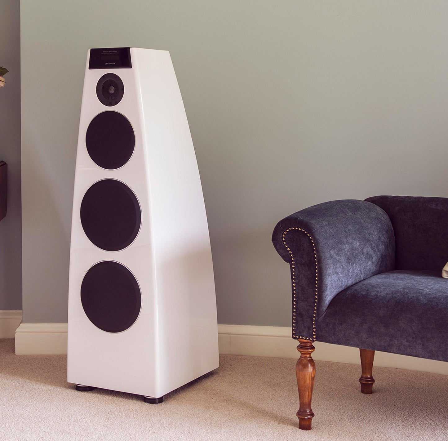 white 
Meridian DSP7200SE active loudspeaker