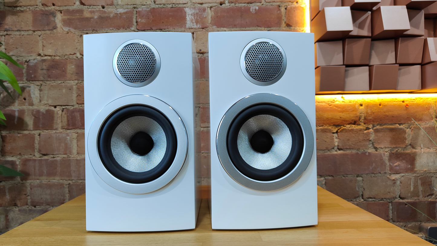 CLEARANCE SALE: Bowers & Wilkins 707 S3 Standmount Loudspeakers – White | Ex-Demonstration