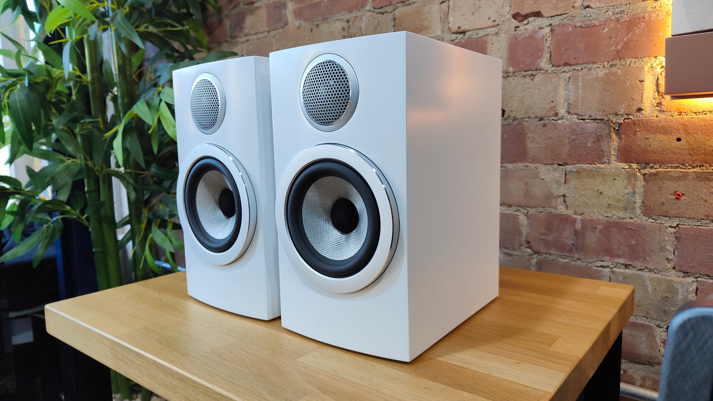 CLEARANCE SALE: Bowers & Wilkins 707 S3 Standmount Loudspeakers – White | Ex-Demonstration
