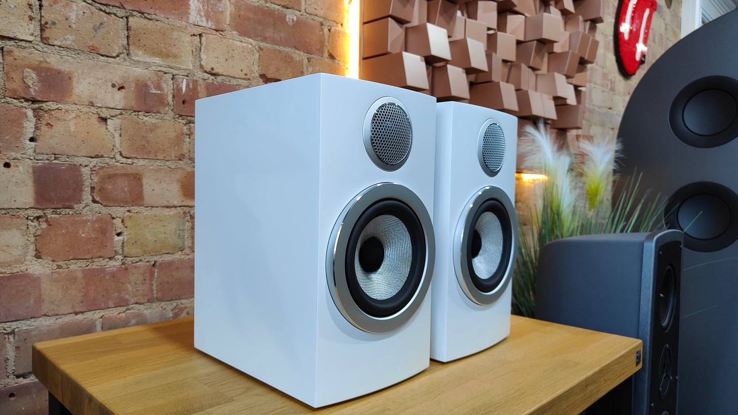 CLEARANCE SALE: Bowers & Wilkins 707 S3 Standmount Loudspeakers – White | Ex-Demonstration