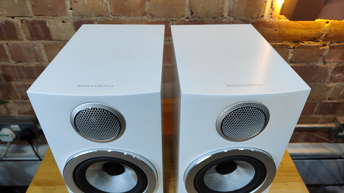 CLEARANCE SALE: Bowers & Wilkins 707 S3 Standmount Loudspeakers – White | Ex-Demonstration