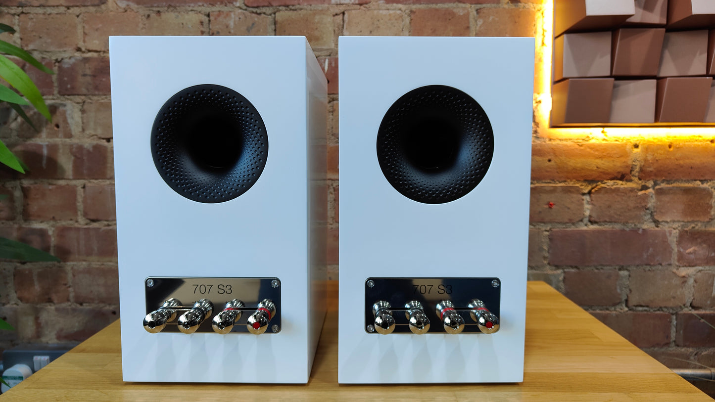 CLEARANCE SALE: Bowers & Wilkins 707 S3 Standmount Loudspeakers – White | Ex-Demonstration