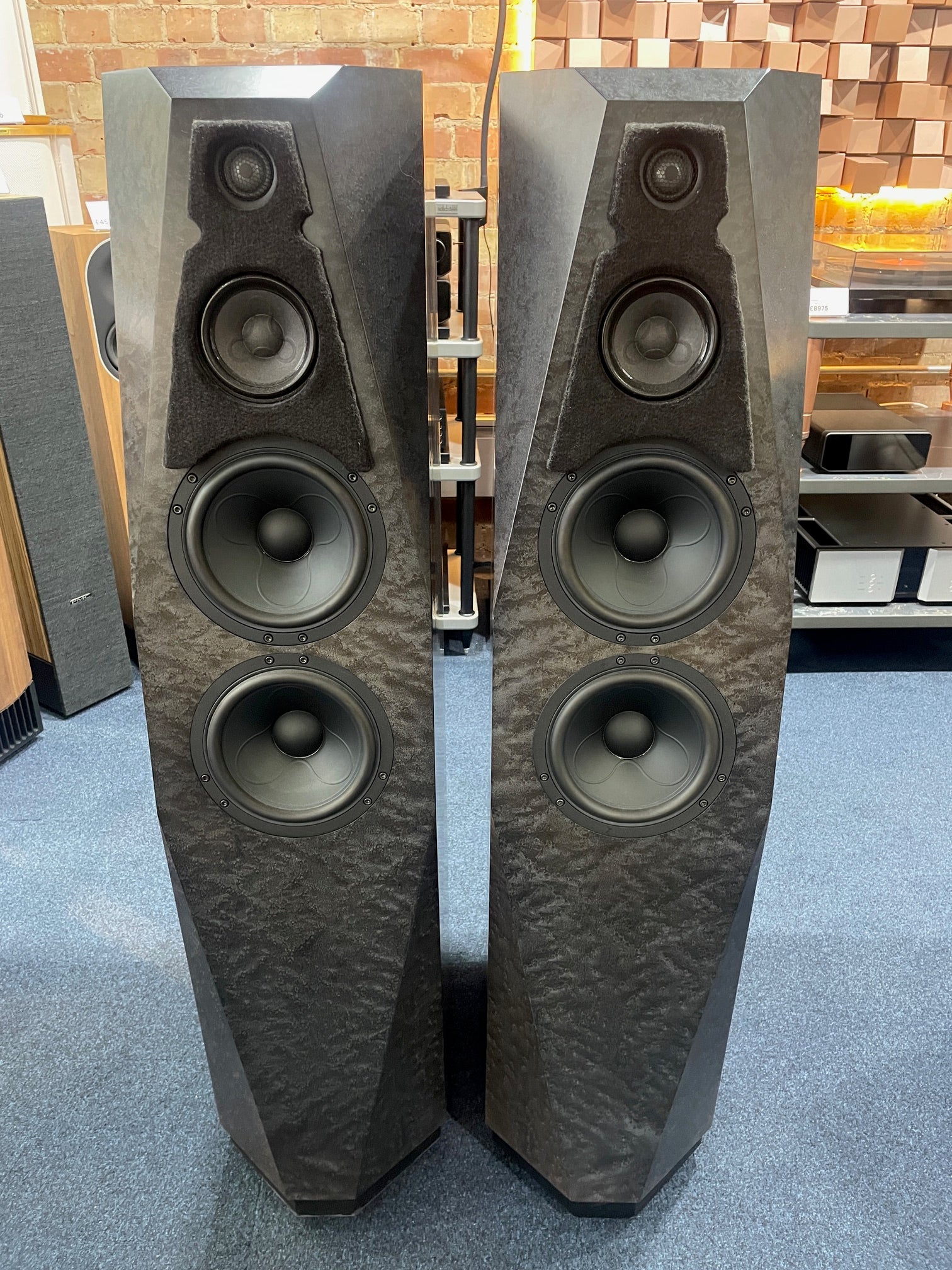 Avalon PM2.2
Dark Polychrome Floorstanding Loudspeakers | Ex-Demonstration front view