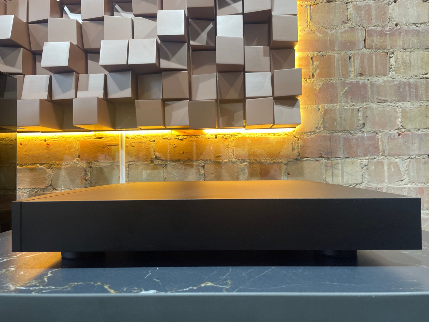 side view  dCS Rossini Master Clock - Precision Reference Clock 
