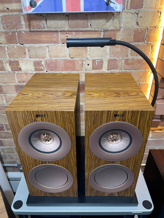 CLEARANCE SALE: KEF R3 Meta Standmount Loudspeakers – Walnut | Ex-Demonstration